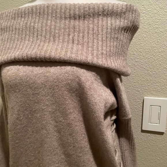 Tahari Women's Loose 2 Style Turtleneck Sweater Size S - Picture 3 of 8